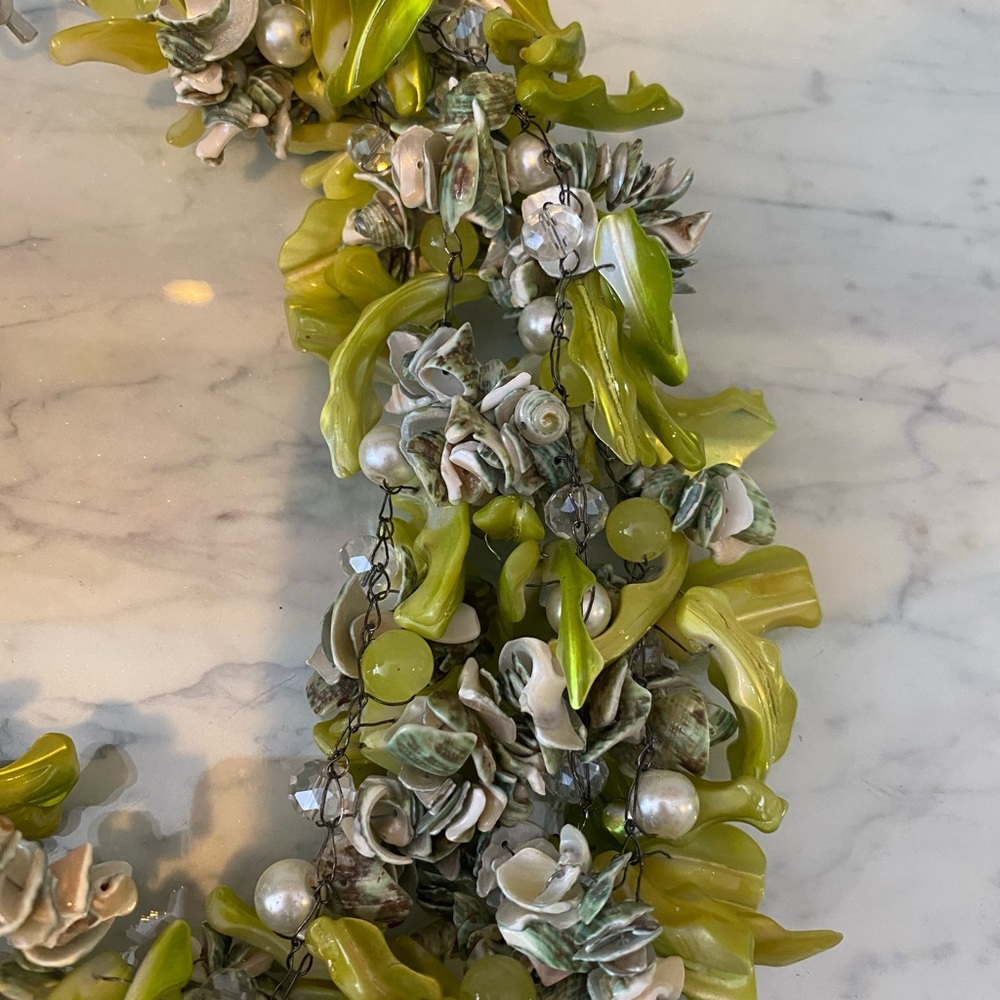 Stunning Tropical Shell Bib Necklace EUC - Picture 2 of 2